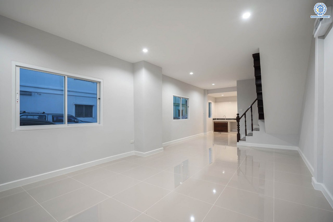 บ้านมือสองตกแต่งใหม่ โครงการ บ้านดุลิยานนท์ ติวานนท์ ทาวน์เฮ้าส์พร้อมอยู่ หลังมุม ราคาสุดคุ้ม! เนื้อที่ 16 ตร.ว. ฟังก์ชัน 2 ห้องนอน 2 ห้องน้ำ 1 ที่จอดรถ บนทำเลเชื่อมต่อเมือง ใกล้รถไฟฟ้าสายสีชมพู "สถานีสามัคคี" และจุดขึ้นทางด่วน "งามวงศ์วาน"